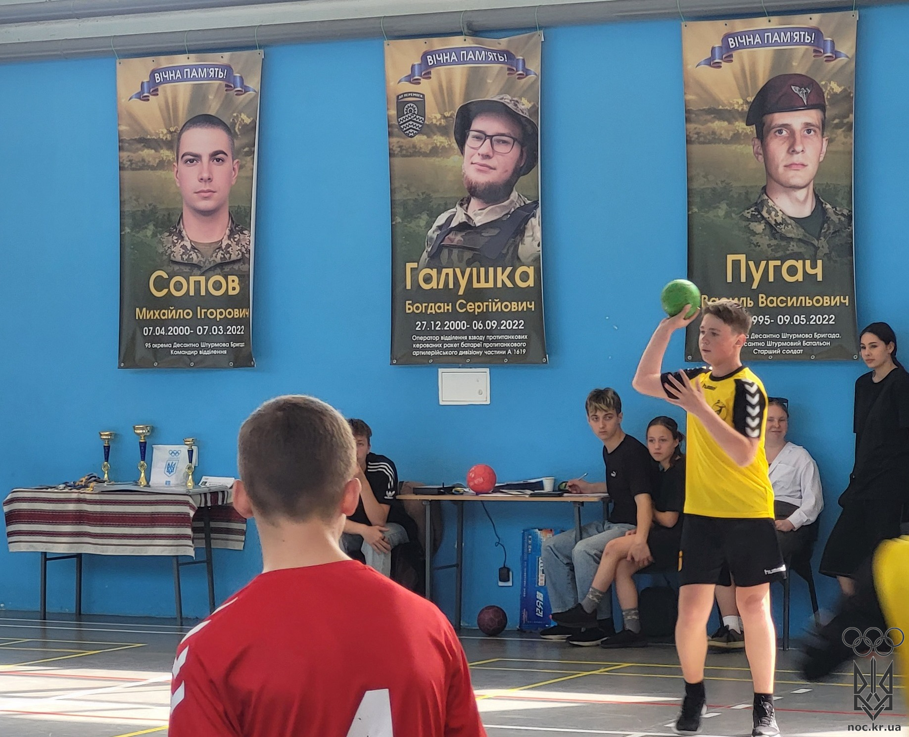 гур (11)